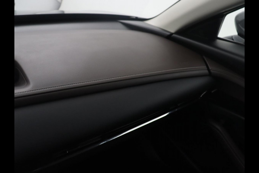 Mazda CX-30 2.0 e-SkyActiv-X M Hybrid Luxury | Trekhaak | Leder | Stuur/stoel verwarming | Adaptive cruise | Head up | 360 camera | Carplay | Climate control | BOSE sound |