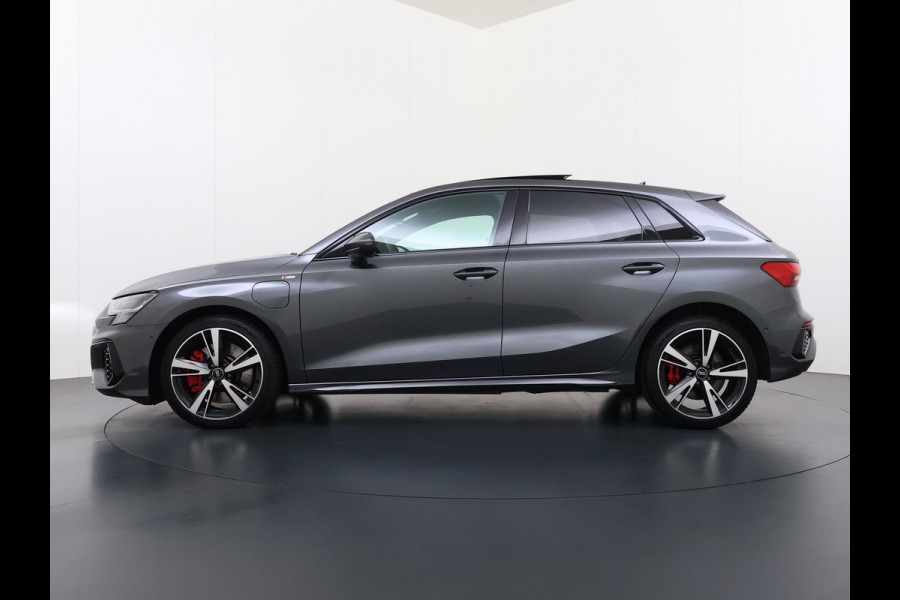Audi A3 Sportback 45 TFSI e S edition Competition 245pk | PHEV |  3x S LINE | PANORAMADAK | KEYLESS GO & START | BLACK OPTIC PAKKET | STOELVERWARMING | AUDI DEALER ONDERHOUDEN |