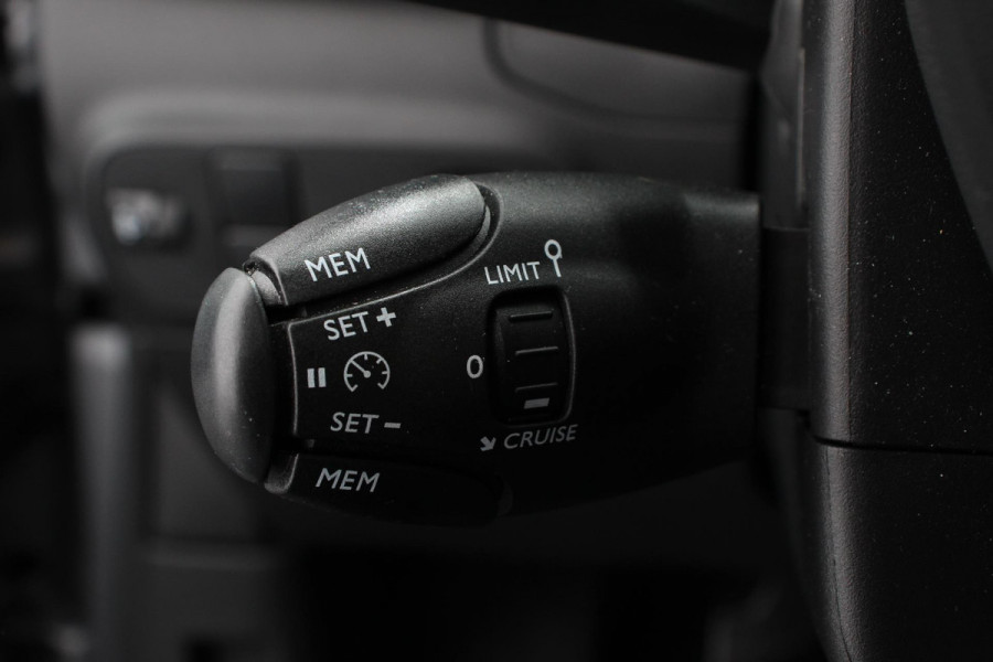 Citroën C3 1.2 PureTech 83pk Shine Navigatie Apple Carplay/Android Auto Parkeersensor achter Camera Cruise Control Stoelverwarming Getinte ramen Ledverlichting Climate Control