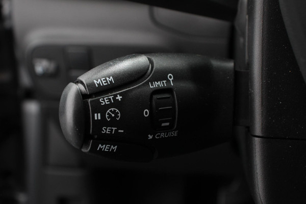 Citroën C3 1.2 PureTech 83pk Shine Navigatie Apple Carplay/Android Auto Parkeersensor achter Camera Cruise Control Stoelverwarming Getinte ramen Ledverlichting Climate Control