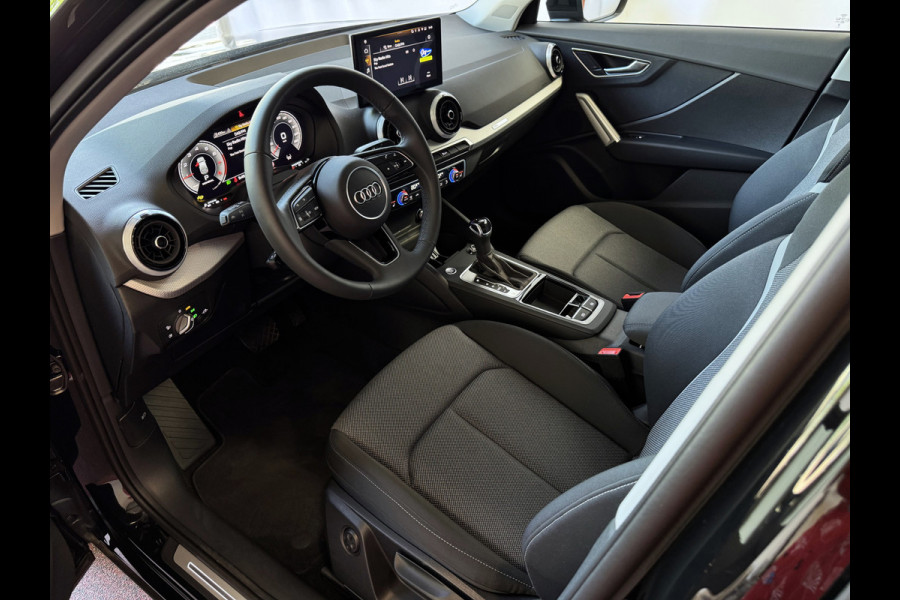 Audi Q2 35 TFSI 1.5 S-LINE ✅ NIEUW MODEL ✅150PK VIR.COCKPIT ELEK.KLEP TOUCHSCREEN CARPLAY NAVI CAMERA MATRIX LED STOELVERW. PDC KEYLESS 2026