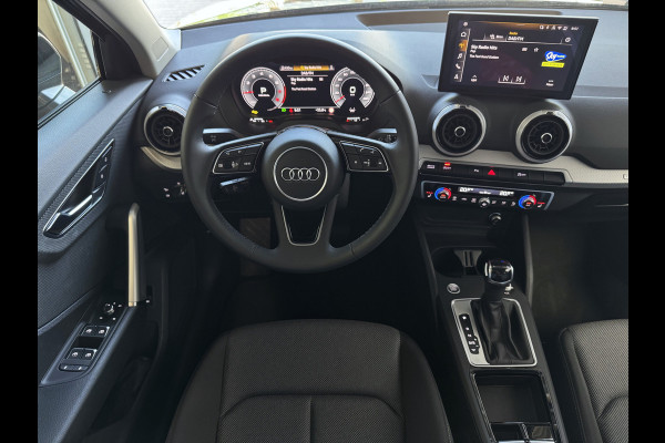 Audi Q2 35 TFSI 1.5 S-LINE ✅ NIEUW MODEL ✅150PK VIR.COCKPIT ELEK.KLEP TOUCHSCREEN CARPLAY NAVI CAMERA MATRIX LED STOELVERW. PDC KEYLESS 2026