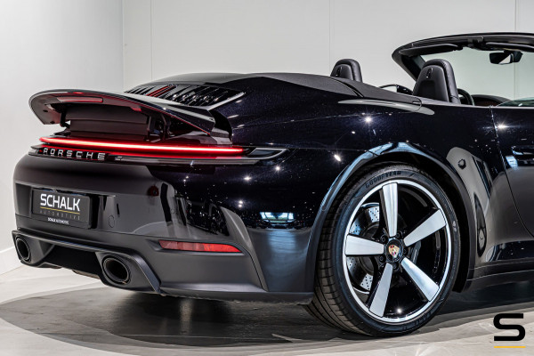 Porsche 911 Cabrio Carrera 992.2|394 PK|Sport Chrono|Sportuitlaat|BOSE|Surround View|20/21” Carrera Classic|Porsche Approved|1e ei
