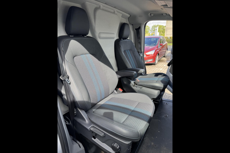 Ford E-Transit Custom 320 L2H1 Sport 65 kWh 218pk | Demo | Driver Assistance Pack | Wegklapbare Trekhaak | Stuurwiel verwarming | Stoel verwarming | 2.300kg Trekgewicht