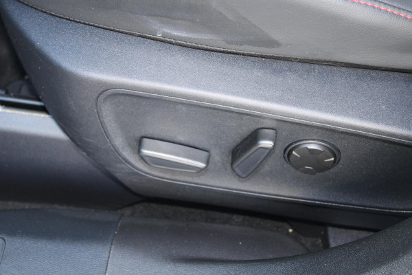 Ford Kuga 2.5 PHEV ST-Line X | Panoramadak | Wegklapbare trekhaak | Head up Display | Adapitve Led | Winter Pack | Bang&Olufsen | AGR-stoelen | 2.100kg trekgewicht