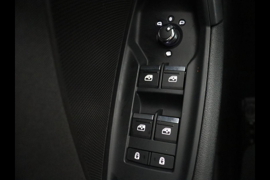 Audi A3 Sportback 35 TFSI Business edition | Cruise control | Climate control | Navigatie | Carplay | Park assist | Virtueel dashboard | Full LED | 18" velgen
