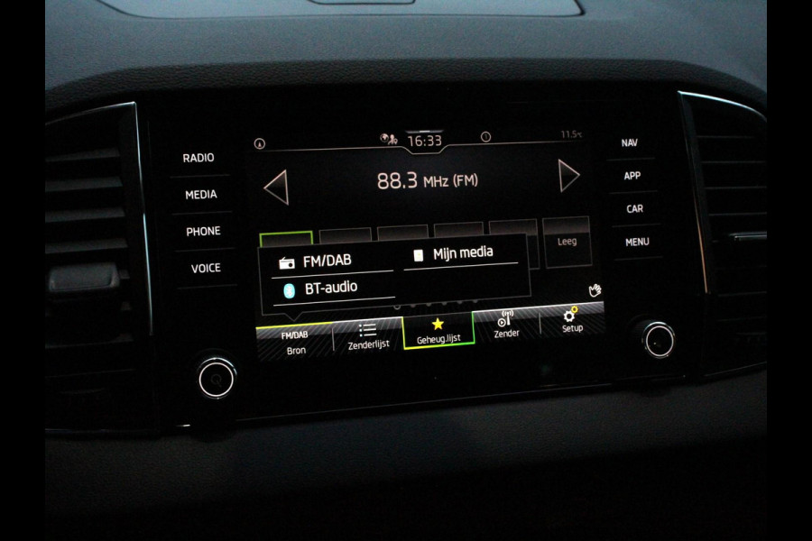 Škoda Karoq 1.5 TSI 150pk Automaat Ambition Navigatie Apple Carpla/Android Auto Camera Climate Control Adaptive Cruise control Lichtmetalen Velgen