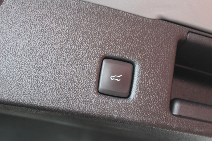Ford Kuga 2.5 PHEV ST-Line X | Panoramadak | Wegklapbare trekhaak | Head up Display | Adapitve Led | Winter Pack | Bang&Olufsen | AGR-stoelen | 2.100kg trekgewicht