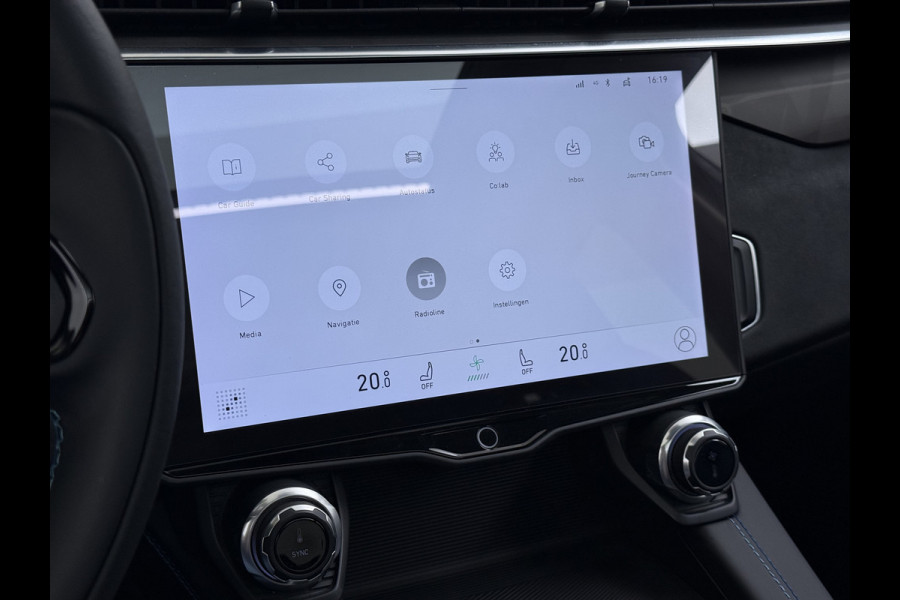 Lynk & Co 01 SOH 96% PHEV AUT-7 261pk Pano-Schuifdak Lmv 20" 360°Camera Apple Carplay Android Auto Adap.Cruise Navi Pdc Ecc Keyless Led Plug- Elek.Memory.Stoel File assistent Dodehoek detector Elektrisch bedienbare achterklep Rijstrooksensor Wifi Verkeersbord detectie 425Nm koppel 3,7kw laadvermogen 1.800kg Trekvermogen