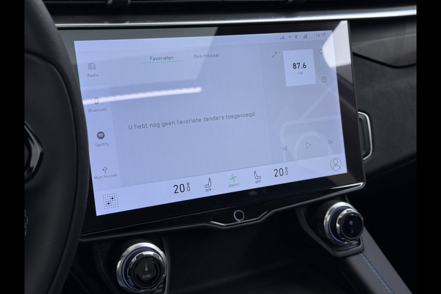 Lynk & Co 01 SOH 96% PHEV AUT-7 261pk Pano-Schuifdak Lmv 20" 360°Camera Apple Carplay Android Auto Adap.Cruise Navi Pdc Ecc Keyless Led Plug- Elek.Memory.Stoel File assistent Dodehoek detector Elektrisch bedienbare achterklep Rijstrooksensor Wifi Verkeersbord detectie 425Nm koppel 3,7kw laadvermogen 1.800kg Trekvermogen