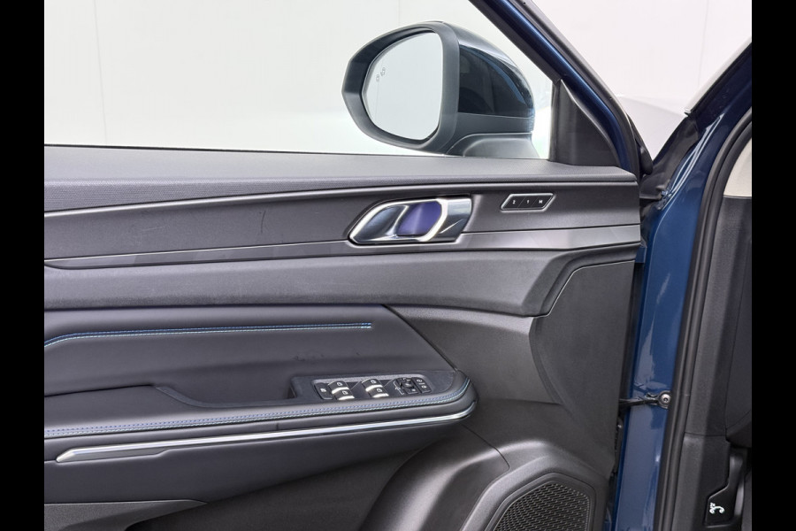 Lynk & Co 01 SOH 96% PHEV AUT-7 261pk Pano-Schuifdak Lmv 20" 360°Camera Apple Carplay Android Auto Adap.Cruise Navi Pdc Ecc Keyless Led Plug- Elek.Memory.Stoel File assistent Dodehoek detector Elektrisch bedienbare achterklep Rijstrooksensor Wifi Verkeersbord detectie 425Nm koppel 3,7kw laadvermogen 1.800kg Trekvermogen