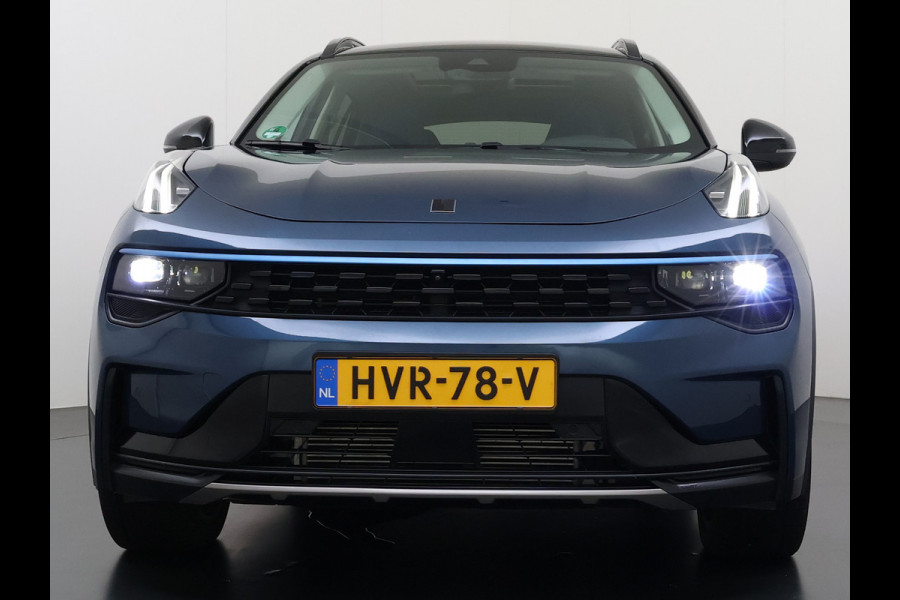 Lynk & Co 01 SOH 96% PHEV AUT-7 261pk Pano-Schuifdak Lmv 20" 360°Camera Apple Carplay Android Auto Adap.Cruise Navi Pdc Ecc Keyless Led Plug- Elek.Memory.Stoel File assistent Dodehoek detector Elektrisch bedienbare achterklep Rijstrooksensor Wifi Verkeersbord detectie 425Nm koppel 3,7kw laadvermogen 1.800kg Trekvermogen