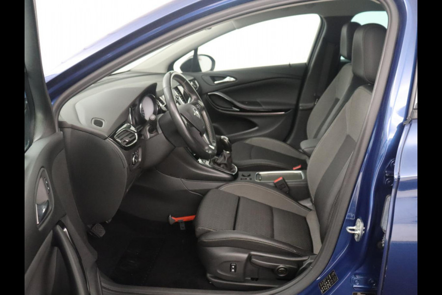 Opel Astra Sports Tourer 1.2 Design & Tech | Cruise control | Camera | Park assist | Trekhaak | Dodehoek detectie | Navigatie | Carplay | Climate control | 16" velgen
