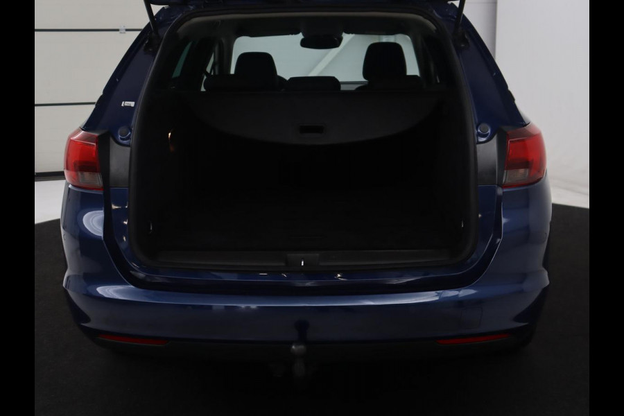 Opel Astra Sports Tourer 1.2 Design & Tech | Cruise control | Camera | Park assist | Trekhaak | Dodehoek detectie | Navigatie | Carplay | Climate control | 16" velgen
