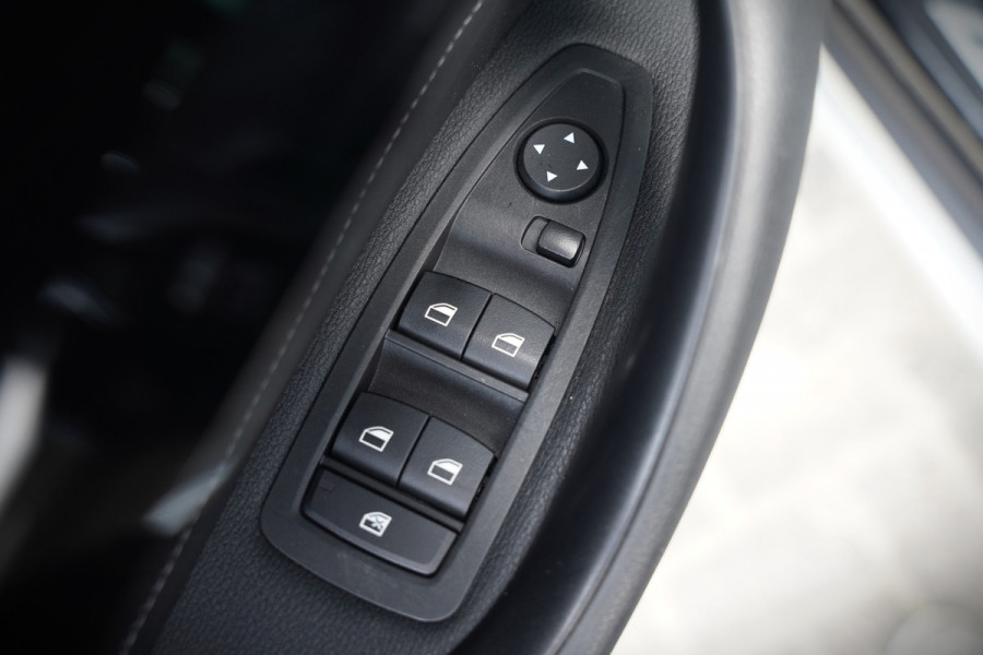 BMW X1 xDrive20i High Executive | Panoramadak | Head-Up Display | Stoelverwarming | HIFI | Camera | Leer | Trekhaak | Cruise Control | LED | Navigatie | NAP | Dealer Onderhouden | Automaat | Parkeersensoren | Climate Contro
