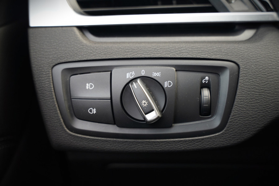 BMW X1 xDrive20i High Executive | Panoramadak | Head-Up Display | Stoelverwarming | HIFI | Camera | Leer | Trekhaak | Cruise Control | LED | Navigatie | NAP | Dealer Onderhouden | Automaat | Parkeersensoren | Climate Contro