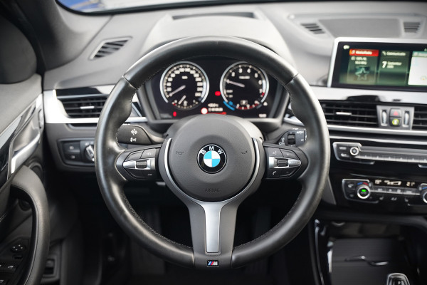 BMW X1 xDrive20i High Executive | Panoramadak | Head-Up Display | Stoelverwarming | HIFI | Camera | Leer | Trekhaak | Cruise Control | LED | Navigatie | NAP | Dealer Onderhouden | Automaat | Parkeersensoren | Climate Contro