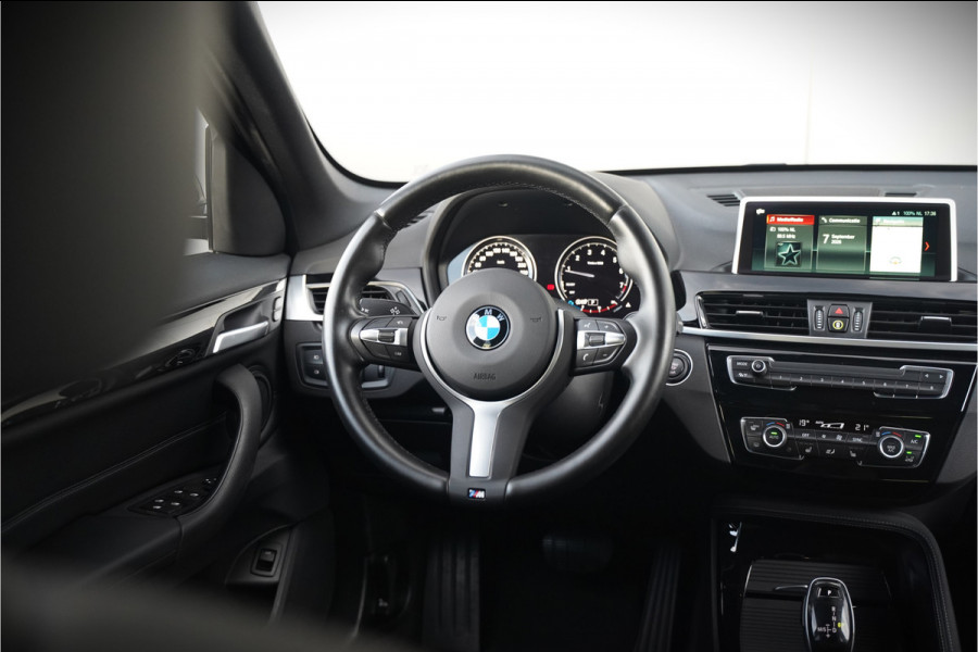 BMW X1 xDrive20i High Executive | Panoramadak | Head-Up Display | Stoelverwarming | HIFI | Camera | Leer | Trekhaak | Cruise Control | LED | Navigatie | NAP | Dealer Onderhouden | Automaat | Parkeersensoren | Climate Contro
