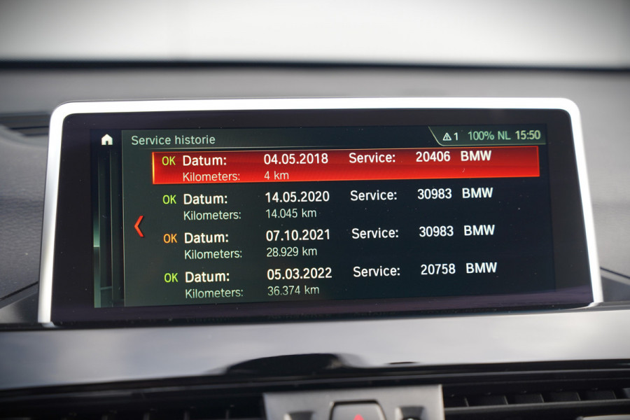 BMW X1 xDrive20i High Executive | Panoramadak | Head-Up Display | Stoelverwarming | HIFI | Camera | Leer | Trekhaak | Cruise Control | LED | Navigatie | NAP | Dealer Onderhouden | Automaat | Parkeersensoren | Climate Contro