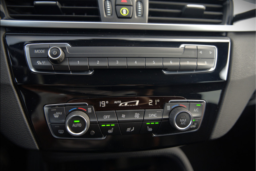 BMW X1 xDrive20i High Executive | Panoramadak | Head-Up Display | Stoelverwarming | HIFI | Camera | Leer | Trekhaak | Cruise Control | LED | Navigatie | NAP | Dealer Onderhouden | Automaat | Parkeersensoren | Climate Contro