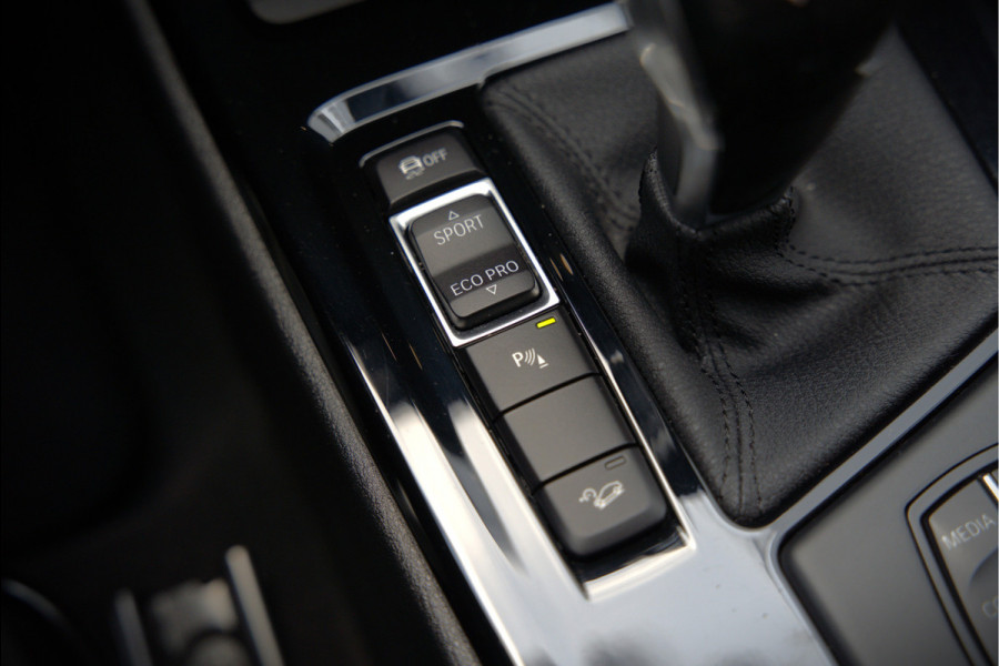 BMW X1 xDrive20i High Executive | Panoramadak | Head-Up Display | Stoelverwarming | HIFI | Camera | Leer | Trekhaak | Cruise Control | LED | Navigatie | NAP | Dealer Onderhouden | Automaat | Parkeersensoren | Climate Contro