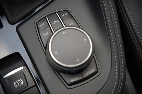 BMW X1 xDrive20i High Executive | Panoramadak | Head-Up Display | Stoelverwarming | HIFI | Camera | Leer | Trekhaak | Cruise Control | LED | Navigatie | NAP | Dealer Onderhouden | Automaat | Parkeersensoren | Climate Contro