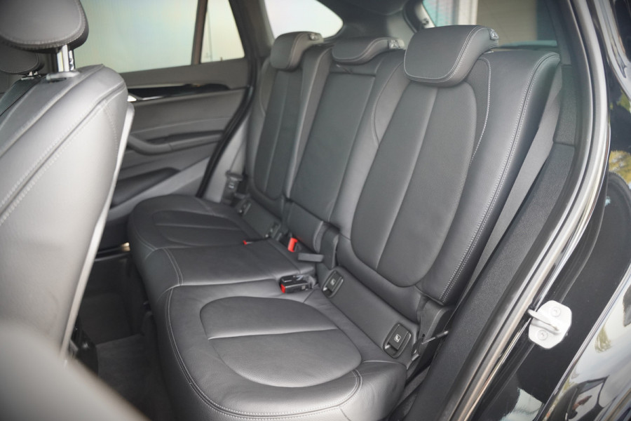 BMW X1 xDrive20i High Executive | Panoramadak | Head-Up Display | Stoelverwarming | HIFI | Camera | Leer | Trekhaak | Cruise Control | LED | Navigatie | NAP | Dealer Onderhouden | Automaat | Parkeersensoren | Climate Contro