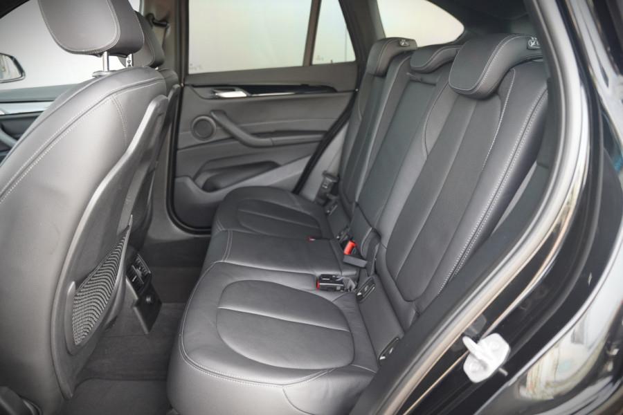 BMW X1 xDrive20i High Executive | Panoramadak | Head-Up Display | Stoelverwarming | HIFI | Camera | Leer | Trekhaak | Cruise Control | LED | Navigatie | NAP | Dealer Onderhouden | Automaat | Parkeersensoren | Climate Contro