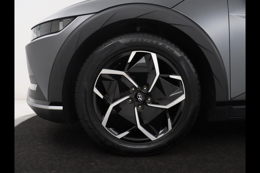 Hyundai IONIQ 5 Connect 77.4 kWh | SOH 94,1% | Half leder | Stuur/stoel verwarming Adaptive cruise | Trekhaak | BOSE sound | Camera | Park assist | Carplay | Climate control | Full LED