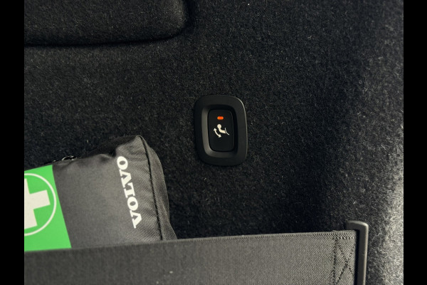 Volvo XC40 2.0 T4 | Panoramadak, Navi, Carplay/Android, Camera, Stoelverw., El. Trekhaak, El. Achterklep | Dealeronderhouden |