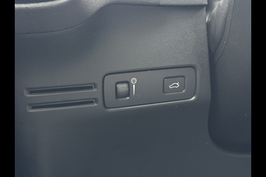 Volvo XC40 2.0 T4 | Panoramadak, Navi, Carplay/Android, Camera, Stoelverw., El. Trekhaak, El. Achterklep | Dealeronderhouden |