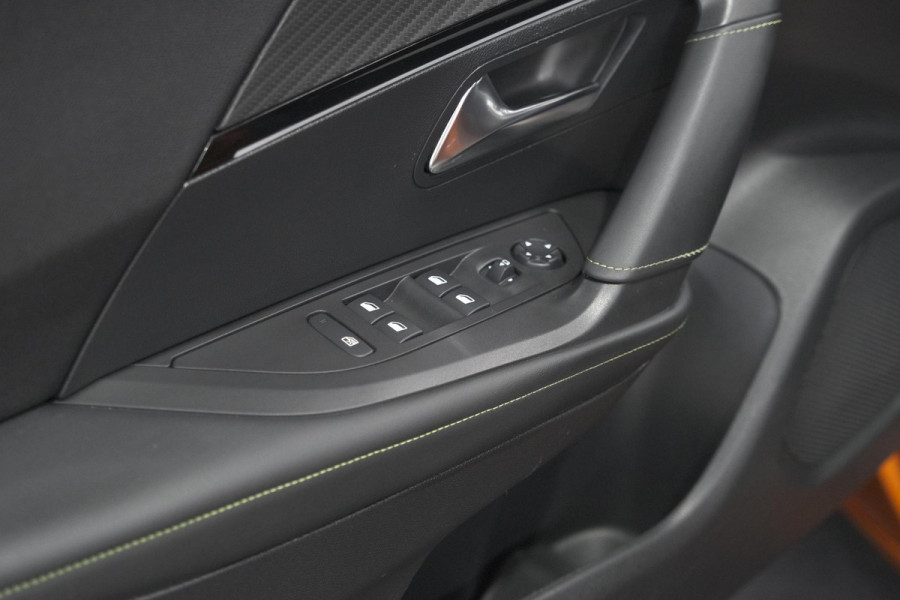 Peugeot 2008 PureTech 130 GT Pack | Leer-pakket | Camera | Dodehoekdetectie | Apple Carplay | Stoelverwarming