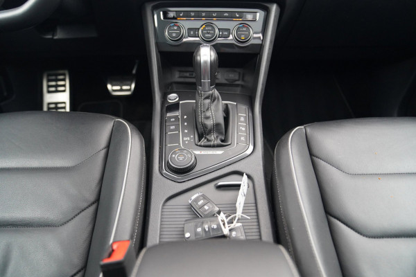 Volkswagen Tiguan 2.0 TSI 4Motion Highline R-Line | 230PK | Panorama | Dynaudio | 360 cam | Head up | Trekhaak | Luxe leder | LED