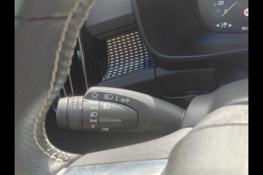 Volvo XC40 T3 163PK R-Design | BLIS | Camera Achter | PDC V+A | Trekhaak | ACC | Carplay |