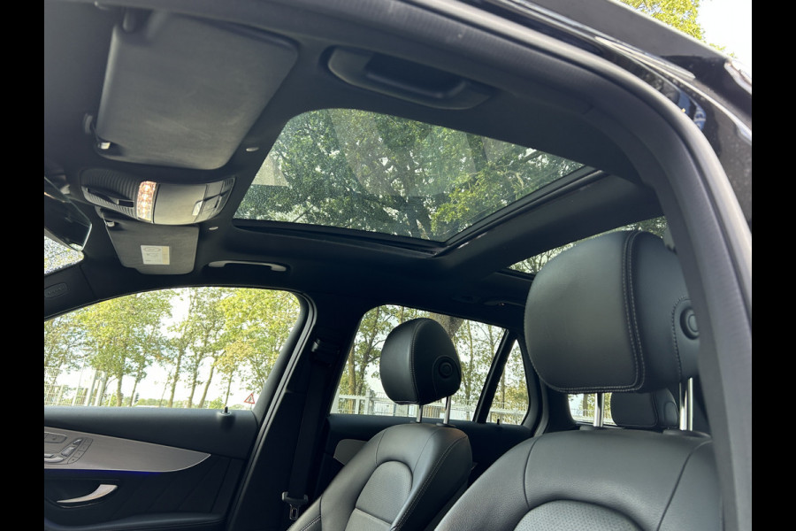 Mercedes-Benz GLC 300e AMG // Panoramadak // Memory Stoelen // 360 Camera // Carplay // Keyless Entry // Privacy Glass // Elek. Achterklep // 20"