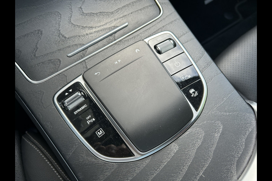 Mercedes-Benz GLC 300e AMG // Panoramadak // Memory Stoelen // 360 Camera // Carplay // Keyless Entry // Privacy Glass // Elek. Achterklep // 20"