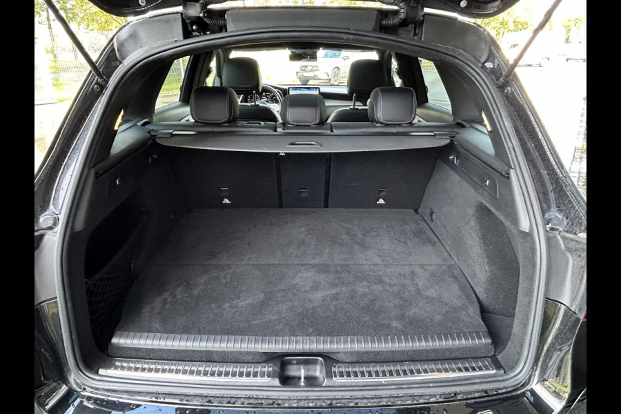 Mercedes-Benz GLC 300e AMG // Panoramadak // Memory Stoelen // 360 Camera // Carplay // Keyless Entry // Privacy Glass // Elek. Achterklep // 20"