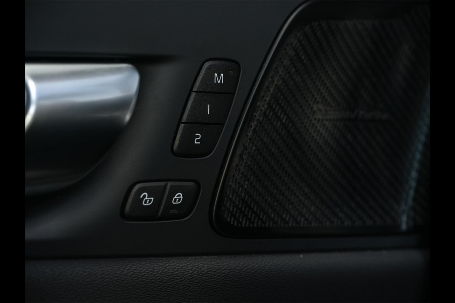 Volvo XC60 2.0 T8 Plug-in hybrid AWD Plus Black Edition | Panoramadak | SOH 100% | HUD | 360 Camera | Harman/Kardon | Pilot Assist | Memory Seats | Stoelverwarming V+A | Trekhaak | Stuurverwarming | Adaptive Cruise |