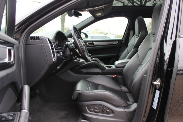 Porsche Cayenne Coupé 3.0 E-Hybrid Platinum Edition / SoH 90,9% / Panoramadak / 360Camera / Luchtvering / 21'' / Sfeerverlichting / Sportchrono / Bose / Keyless / Sportuitlaat / Dodehoek / DAB / Stoelverwarming / ACC