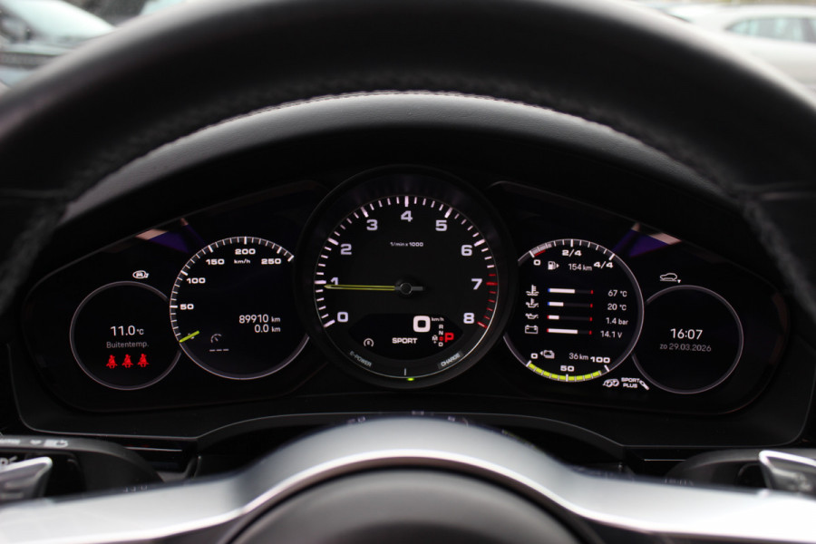 Porsche Cayenne Coupé 3.0 E-Hybrid Platinum Edition / SoH 90,9% / Panoramadak / 360Camera / Luchtvering / 21'' / Sfeerverlichting / Sportchrono / Bose / Keyless / Sportuitlaat / Dodehoek / DAB / Stoelverwarming / ACC