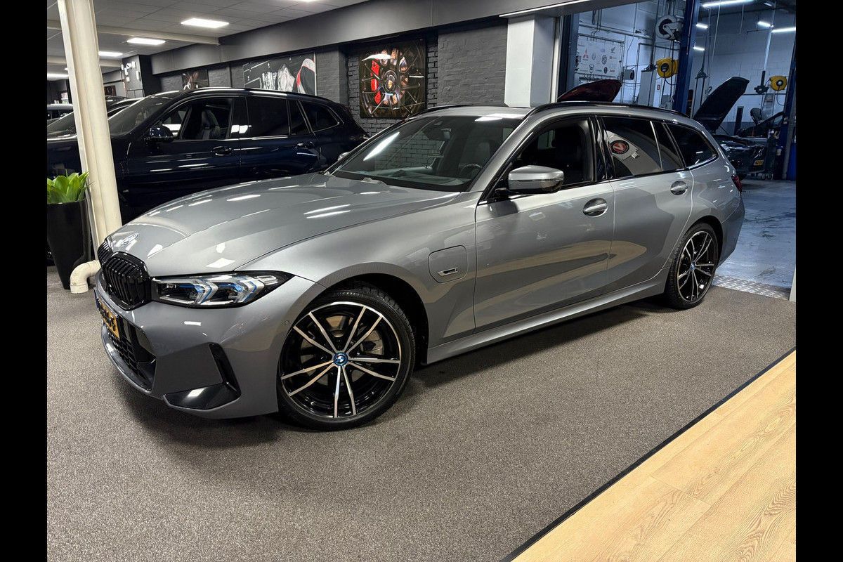 BMW 3 Serie Touring 330e xDrive M-pakket facelift / Panorama-dak / head-up / 360 camera / Harman-Kardon