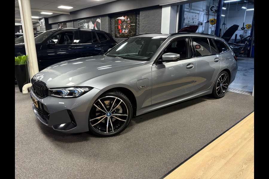 BMW 3 Serie Touring 330e xDrive M-pakket facelift / Panorama-dak / head-up / 360 camera / Harman-Kardon