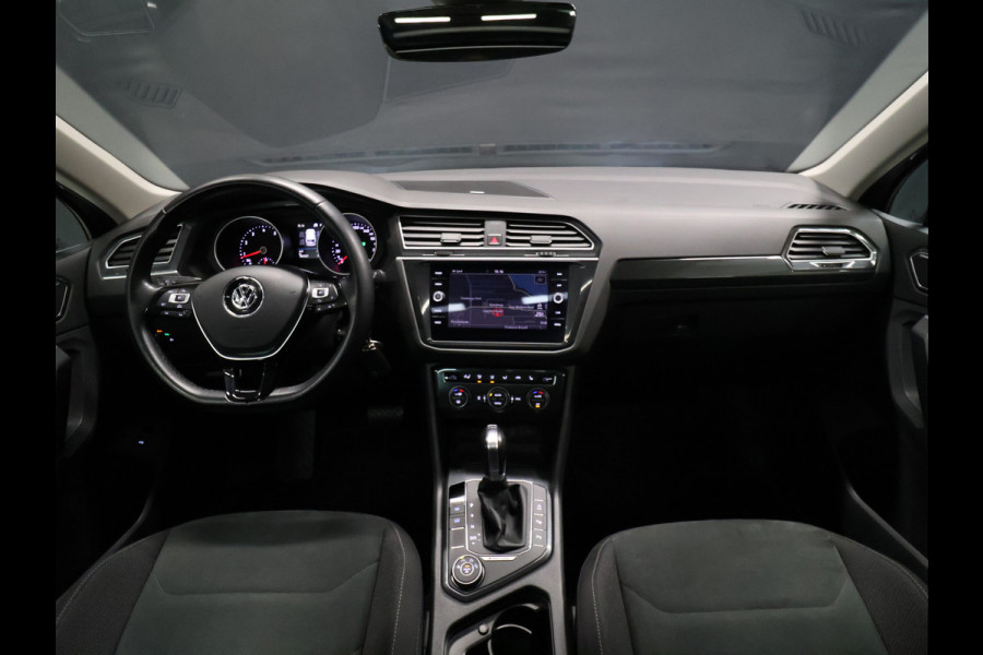 Volkswagen Tiguan 2.0 TSI 4Motion R Line [SCHUIFKANTELDAK, TREKHAAK, STOELVERWARMING, CRUISE CONTROL, DYNAUDIO, CAMERA, PDC V+A, LED, AIRCO, BLUETOOTH, NAVIGATIE, NIEUWSTAAT]