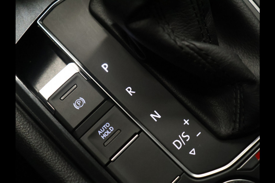 Volkswagen Tiguan 2.0 TSI 4Motion R Line [SCHUIFKANTELDAK, TREKHAAK, STOELVERWARMING, CRUISE CONTROL, DYNAUDIO, CAMERA, PDC V+A, LED, AIRCO, BLUETOOTH, NAVIGATIE, NIEUWSTAAT]
