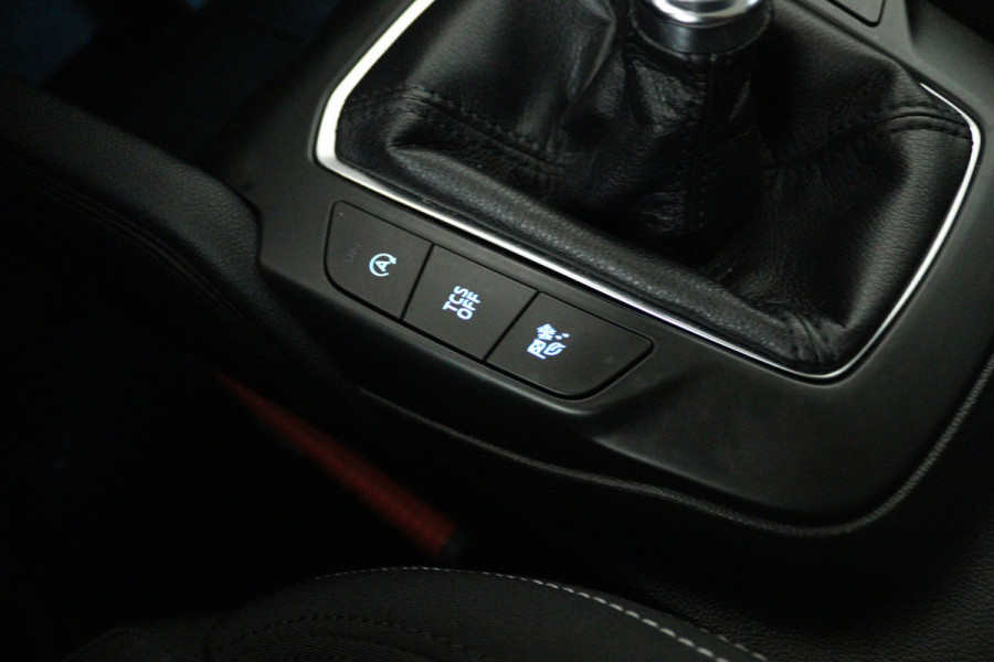 Ford FOCUS Wagon 1.5 EcoBoost Titanium Business (STOEL/STUUR VERWARMING, TREKHAAK, NAVIGATIE, PARKEERSENSOREN)