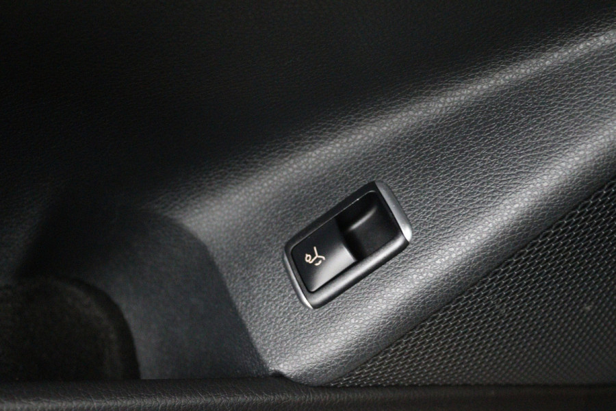 Mercedes-Benz CLA-Klasse Shooting Brake 200 Prestige (PANORAMADAK, STOELVERWARMING, CAMERA, NAVIGATIE, PARKEERSENSOREN)