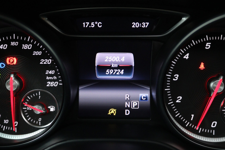 Mercedes-Benz CLA-Klasse Shooting Brake 200 Prestige (PANORAMADAK, STOELVERWARMING, CAMERA, NAVIGATIE, PARKEERSENSOREN)