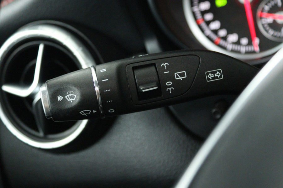 Mercedes-Benz CLA-Klasse Shooting Brake 200 Prestige (PANORAMADAK, STOELVERWARMING, CAMERA, NAVIGATIE, PARKEERSENSOREN)