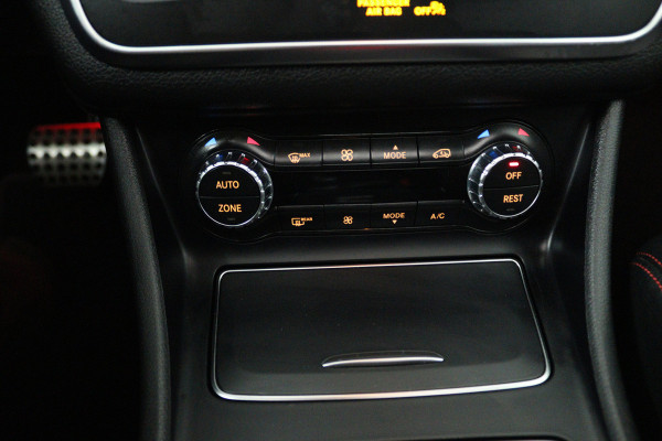 Mercedes-Benz CLA-Klasse Shooting Brake 200 Prestige (PANORAMADAK, STOELVERWARMING, CAMERA, NAVIGATIE, PARKEERSENSOREN)