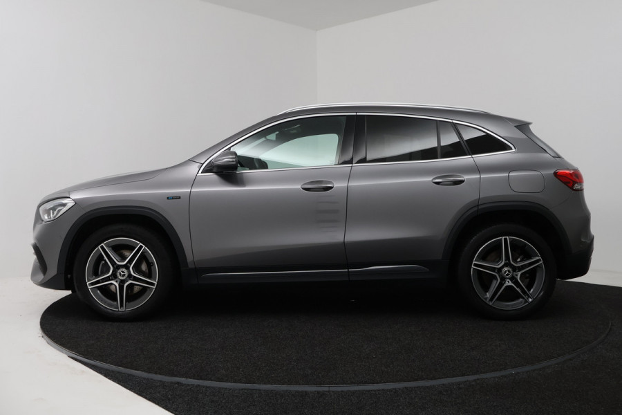 Mercedes-Benz GLA 250 e Progressive (SFEERVERLICHTING, STOELVERWARMING, NAVIGATIE, PARKEERSENSOREN)
